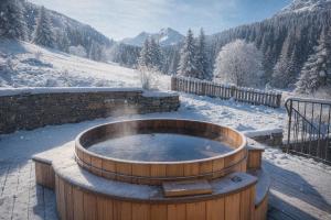 Chalet le Cairn - unique ski-in ski-out location! Outside Hot tube