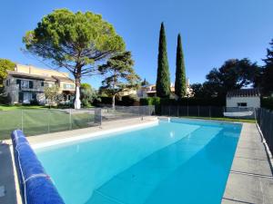 Vaste villa , piscine , garage pour vélos et motos , grand parking