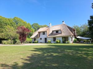 La Grange des Prés, Thatched Cottage for 8 people with Sea view!