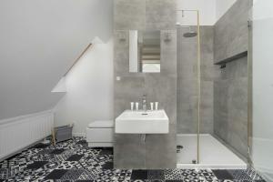 Charming Apartment in a Perfect Location Suitable for 4 People by Noclegi Renters