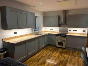 Cottage 4 miles to Hayle beach with EV charger