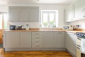 Cottage 4 miles to Hayle beach with EV charger