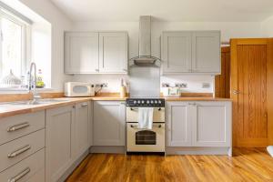 Cottage 4 miles to Hayle beach with EV charger