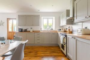 Cottage 4 miles to Hayle beach with EV charger