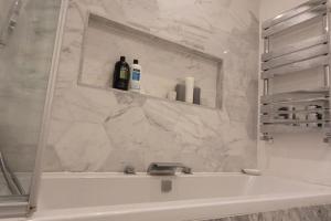 3 bedroom Sleeps 6 free parking