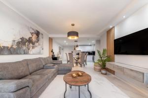 Beautiful 3 bed apartment with sea views Horizon Bay 502