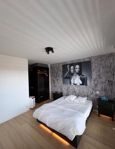 Refined apartment with terraces