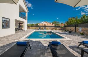 Villa LaLuna with heated pool