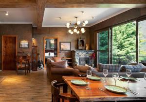 SaffronStays Hillstation Over Tirthan Valley