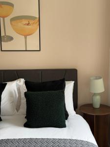 Swanky two bedroom flat with balcony near swiss cottage and regents park