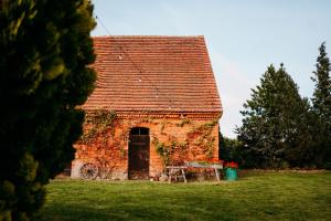 Apartament w Zabytkowej Stajni nad Jeziorem z Dostępem do Parku i Sąsiedztwem XIX wiecznego Dworku Modrzewiowego