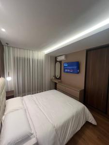 Bright 2-Bedroom Apartment with Balcony & Parking