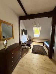 Apartament w Zabytkowej Stajni nad Jeziorem z Dostępem do Parku i Sąsiedztwem XIX wiecznego Dworku Modrzewiowego