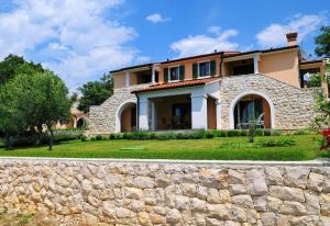 Villa Marina, Spacious 4 Bedroom Villa with Access to Two Shared Pools