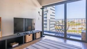 Soft Modern Flat With Pool & Gym by LovelyStay