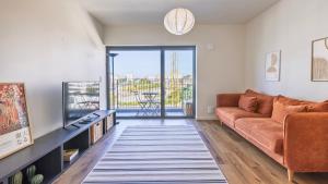 Soft Modern Flat With Pool & Gym by LovelyStay