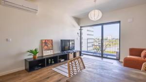 Soft Modern Flat With Pool & Gym by LovelyStay