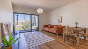 Soft Modern Flat With Pool & Gym by LovelyStay