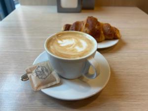 La Corte Rooms and Home Restaurant - free parking - 10 minutes to the lake and centre