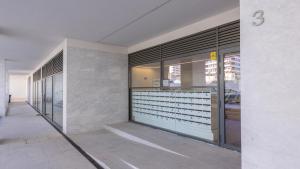 Soft Modern Flat With Pool & Gym by LovelyStay