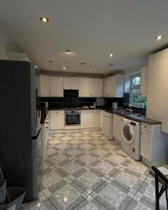 Spacious 3 Bed Apartment In Central Horsham