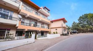 Exotic Stays Kasauli I The Himalayan Heights I Best Seller Of The Year I Family Groups I Balcony Toy Train View I Serviced Apartments I Kasauli