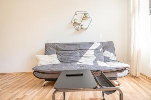 Affordable 1BR Apt Near Schönbrunn & Westbahnhof Great for Long Stays