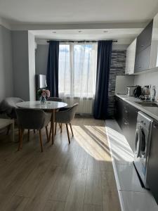 Roses apt - NEWLY REFURBISHED, South park, Free Parking, Mountain View, self check-in, close to metro, stores, family-friendly