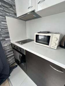 Roses apt - NEWLY REFURBISHED, South park, Free Parking, Mountain View, self check-in, close to metro, stores, family-friendly