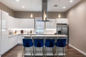 Stunning 4 BR Townhouse in Mid City