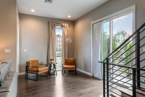 Stunning 4 BR Townhouse in Mid City