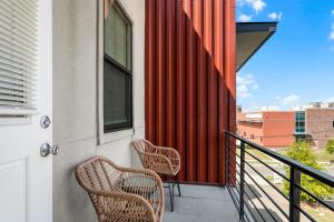 Stunning 4 BR Townhouse in Mid City
