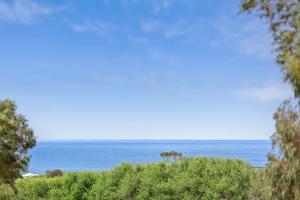 Spacious Seaview Family Getaway