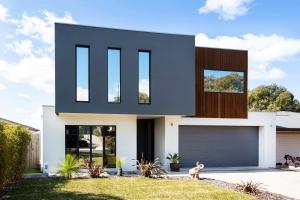 Spacious Seaview Family Getaway