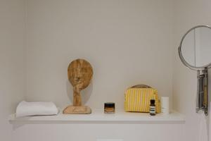 Chic city pad with handpainted art in great location by Daniel&Jacobs