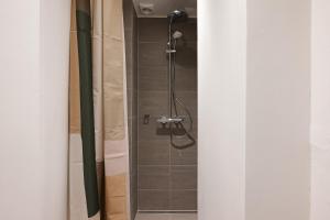 Chic city pad with handpainted art in great location by Daniel&Jacobs