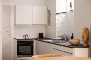 Chic city pad with handpainted art in great location by Daniel&Jacobs