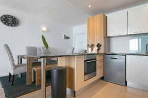 Chic Beachfront Apt with Table Mountain Views Horizon Bay 902