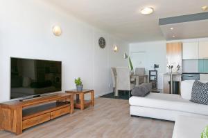 Chic Beachfront Apt with Table Mountain Views Horizon Bay 902