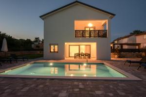 Villa LaLuna with heated pool