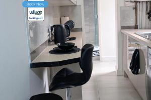 4 Bedroom House By WillCo Property Short Lets & Serviced Accommodation With Breakfast, WI-FI, Projector & Contractors