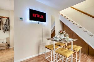 Central Cozy House with private Balcony