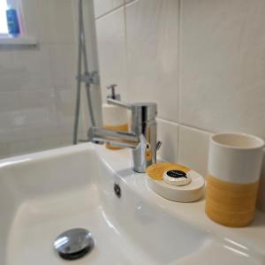 Central Cozy House with private Balcony