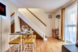 Central Cozy House with private Balcony