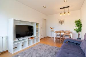 Modern Flat with Workspace in Foz by HostWise