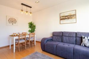 Modern Flat with Workspace in Foz by HostWise