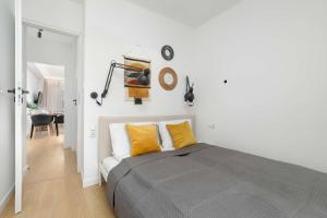 Stylish 2 Bedrooms Apartment with Air Conditioning Close to the City Center by Noclegi Renters