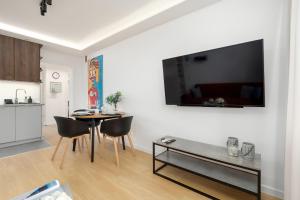 Stylish 2 Bedrooms Apartment with Air Conditioning Close to the City Center by Noclegi Renters