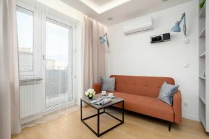 Stylish 2 Bedrooms Apartment with Air Conditioning Close to the City Center by Noclegi Renters