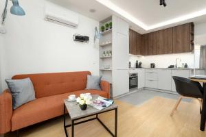 Stylish 2 Bedrooms Apartment with Air Conditioning Close to the City Center by Noclegi Renters